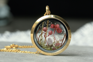 Vergoldetes Edelstahl Medaillon mit Blüten, Moos Edelsteinen Geschenk für Frauen